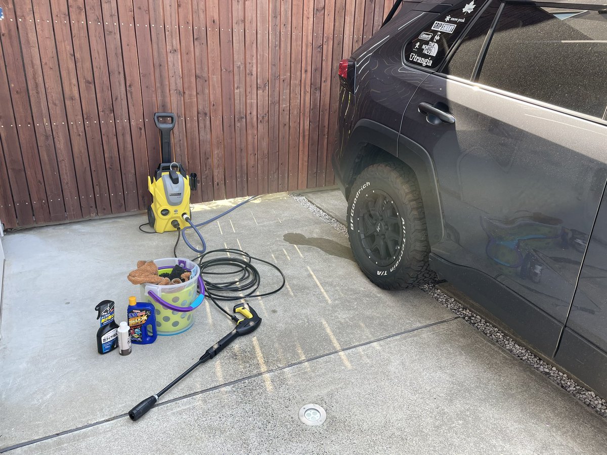 rav4_5's tweet photo. 花粉が落ち着いてきたので1万年と2千年ぶりに鬼洗車します👹 https://t.co/gizAUiZP8I