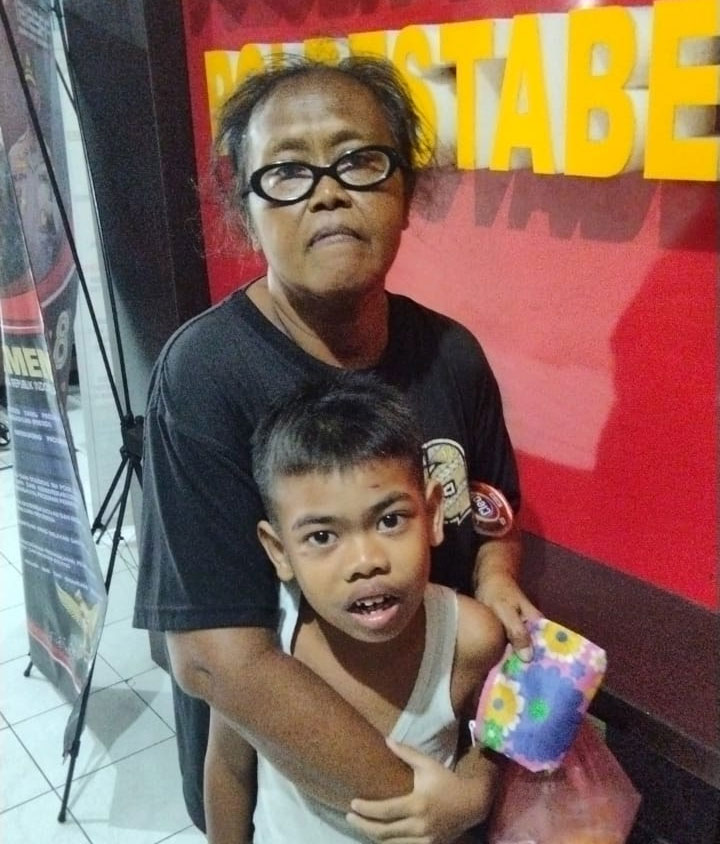 08.56: Terima kasih bantuannya, Kawan. Anak berkebutuhan khusus yang ditemukan warga Kedung Asem, sudah dijemput orang tuanya di Polsek Tenggilis sebelum diantar ke Liponsos Keputih.(odp-is)