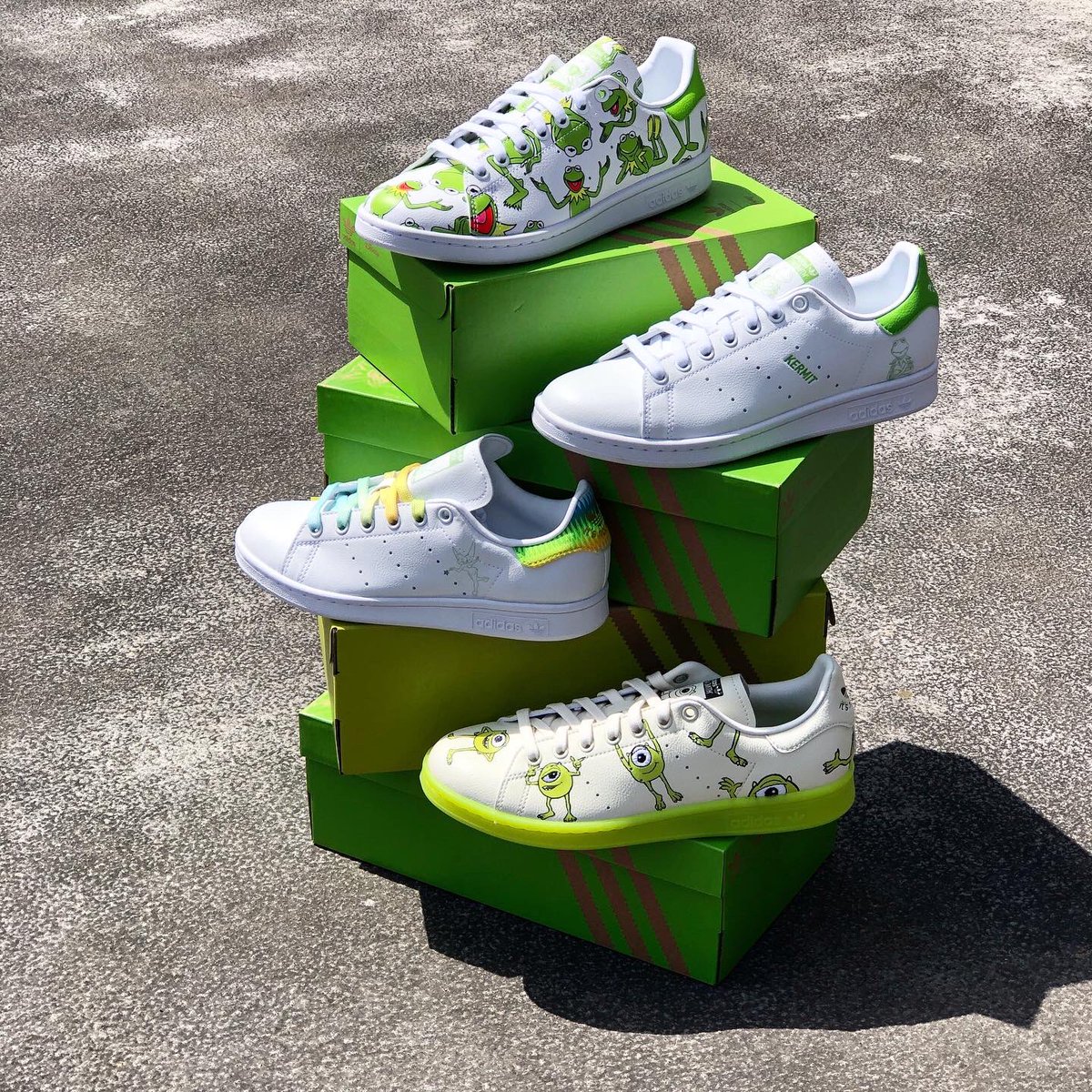 藤井大丸 V Twitter Adidas Disney Collaboration Item 6f Adidas Originals Shop Adidas Originals がウォルト ディズニー カンパニーとコラボレーションし カーミットやマイク ワゾウスキなど 緑色のキャラクター をモチーフにした スタンスミス