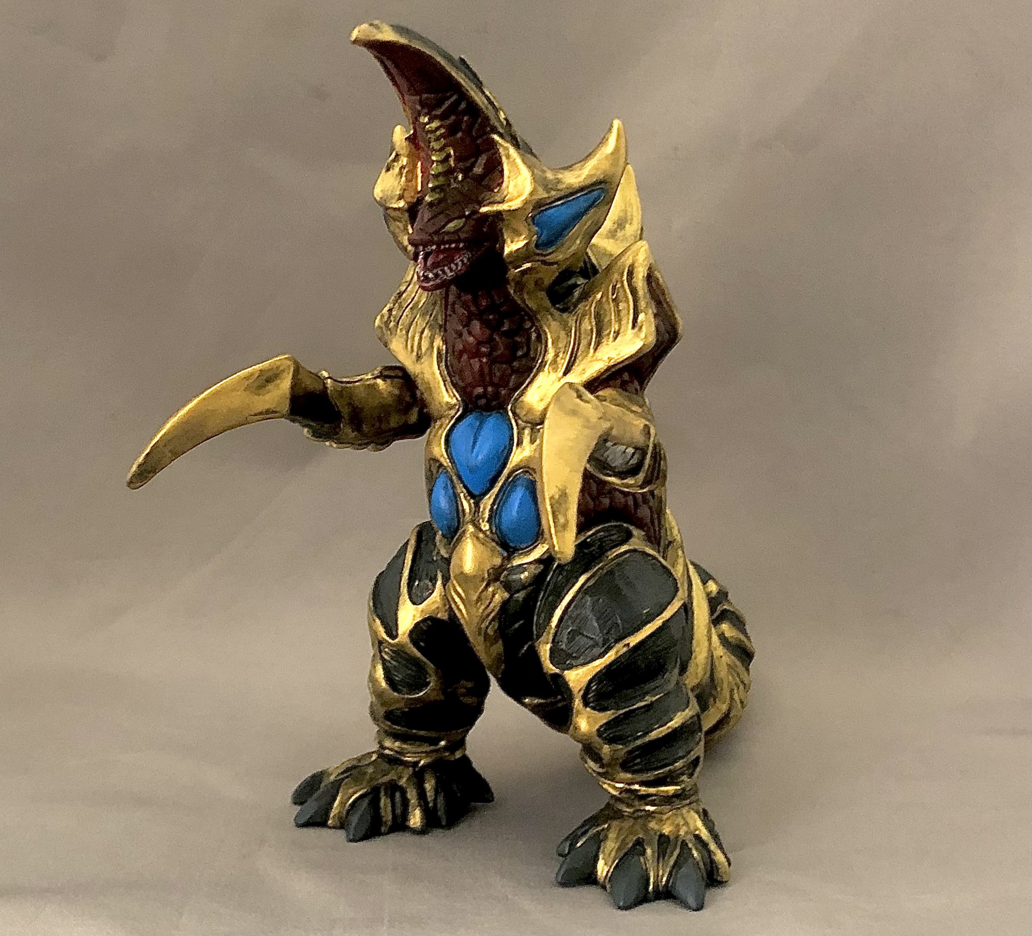 ウルトラマンガイア 超コッヴ リアル塗装 黄色い ミドルサイズ