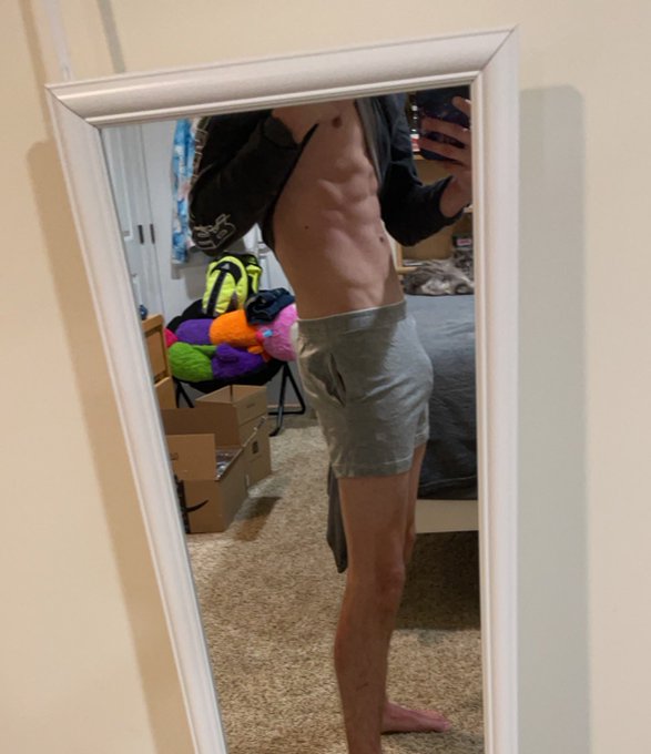 Got some new shorts... who&rsquo;s gonna come be the first one to slide them off 😈 https://t.co/Wg79qgWoyh