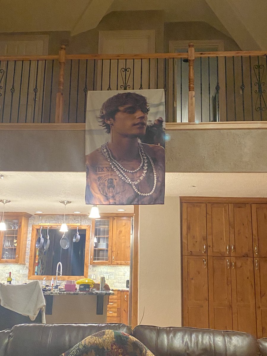 ChelsieGray97's tweet photo. ⁦@justinbieber⁩ I have a 5 ft pic of you posted in the house at my bachelorette trip. I think it’s safe to say I take you as you are and love you https://t.co/hnlrSFaXQS
