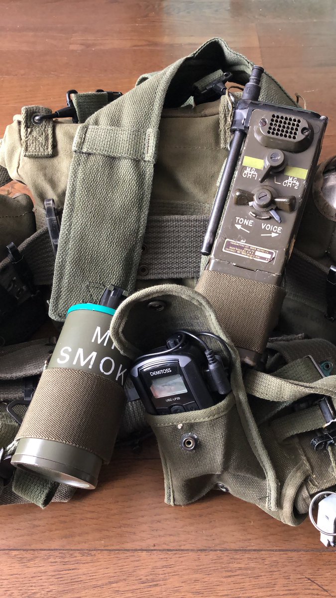 inagen's tweet photo. 取り急ぎ装備に配置してみました。
サスペンダーの左側にゴムバンドで固定、下にコンパスポーチに入れた特小無線機を配置しました。
ゴムバンドで止めることによりコードが引っかかるようなことも防げそうです。
もちろんM1ヘルメットにはPRR-9を標準装備ですッ‼️😁
#ナム装備
#PRT4A https://t.co/bxXuhGnFP9