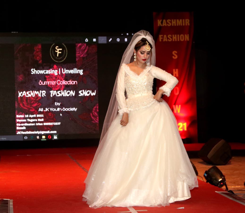 Wow...Fashion show in Kashmir..badalta Kashmir...
#KashmirFashion
#Azadi4m3704Fashion
#PeacefulKashmir
#RajdeepRanawatFashionKashmir