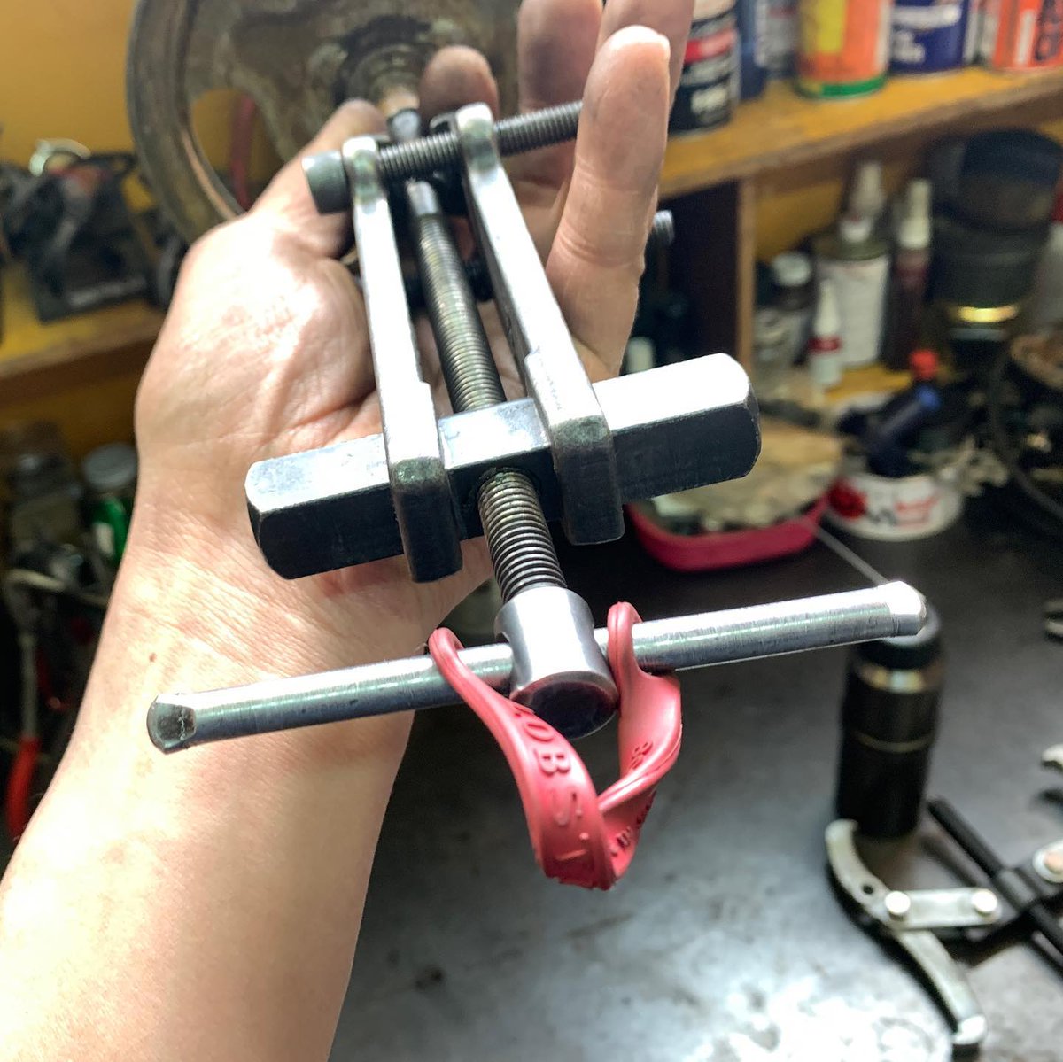 neolife360's tweet photo. #エビ印工具 #ロブテックス の #グリップアダプター 。本来はペンチなどの柄に装着してバネの代わりに使いますが、プーラーのハンドル固定にもぴったりでした。プーラーやリーマーなどのスライドするハンドルは動かない方が良い場面も多々あります
#lobster #lobtex #neolife360 #DoYouHaveaHonda360 ? https://t.co/z7XeanHnBx