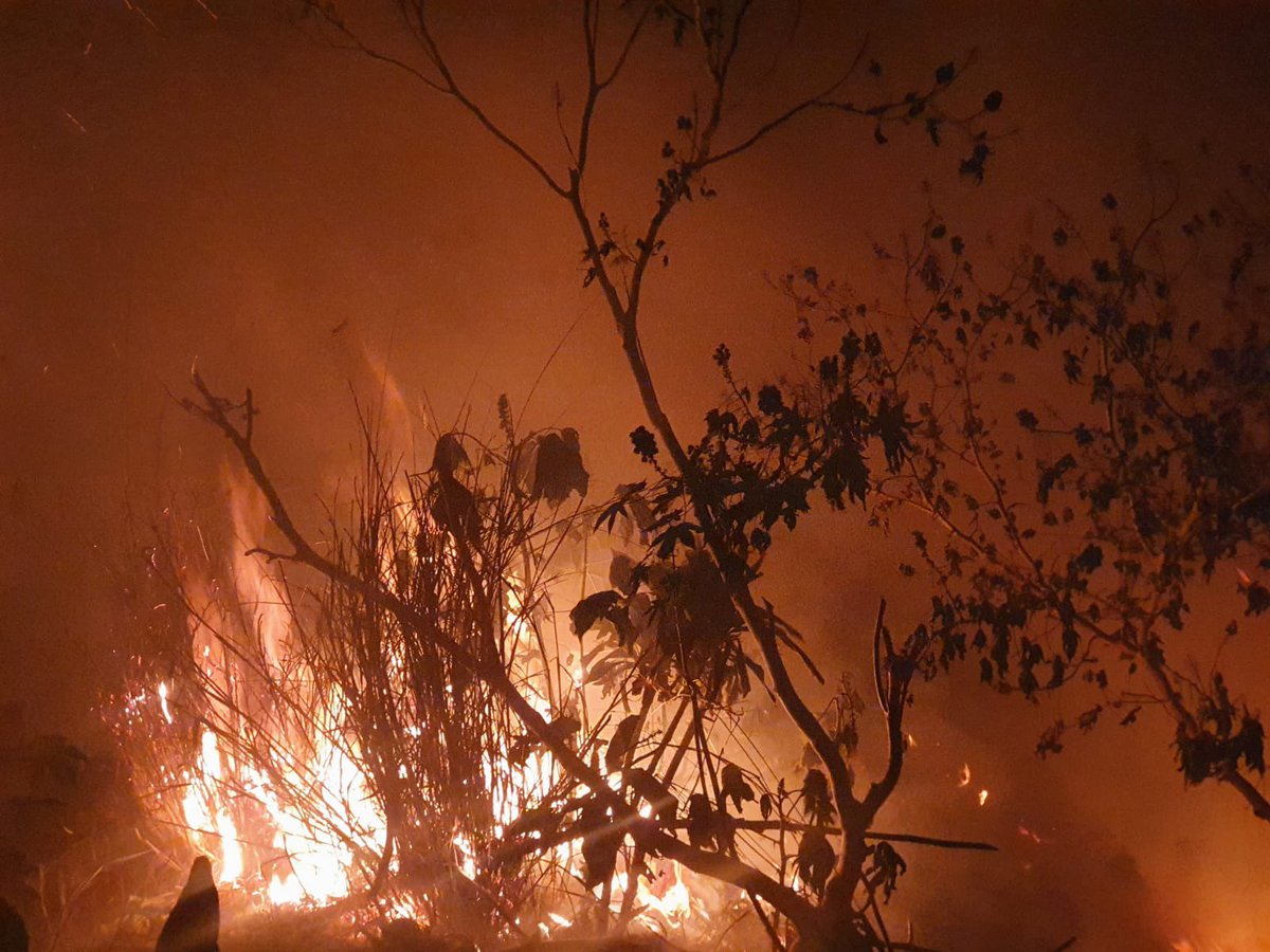 LaHuellaSV's tweet photo. #EnDesarrollo || El Sistema de @PROCIVILSV atiende incendio, en las cercanías del Motel Bonanza, en #SantaAna https://t.co/Ikf3aKJDwZ