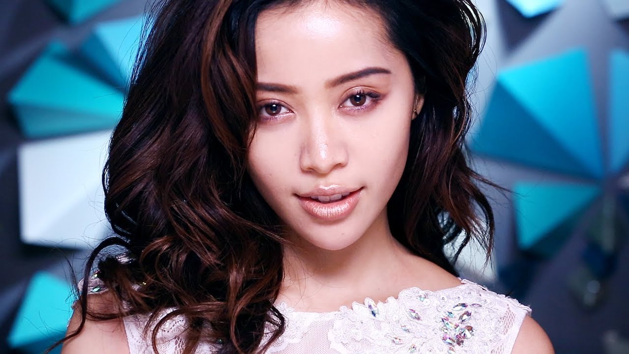 Happy Birthday to makeup artist and Youtuber Michelle Phan!

Her looks always stun. 