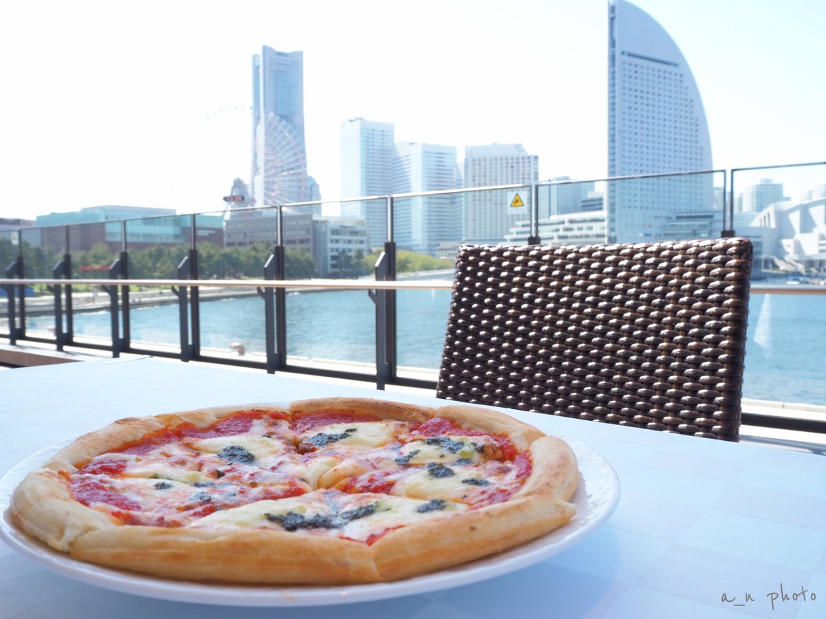 st_aaa's tweet photo. この景色を眺めながらのご飯が最高だから、何度でも宣伝する。

日本では京都と横浜にしかないルイヴィトンファミリーの手掛けるレストラン。

店員さんイケメン海外勢でヒヨるけど、本当に素敵なお店！

割引券くれたからまた行きます👍

#飯テロ
#みなとみらい
#XLVbaysidemotion
#ハンマーヘッド https://t.co/3KfceVFoO9