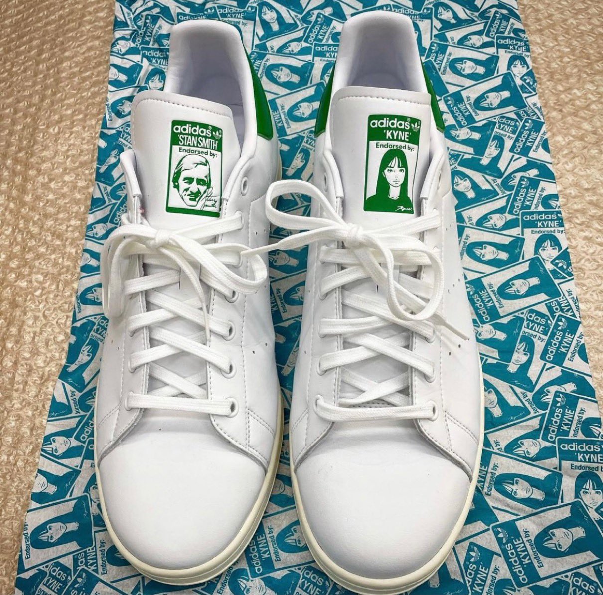 𝐔𝐏 𝐓𝐎 𝐃𝐀𝐓𝐄 Kyne Adidas Stan Smithが国内近日発売予定 左足に Kyne Girl 右足に スタンスミス氏 をエンボス加工 キネ アディダス スタンスミス コラボ スニーカー 詳しくは記事をチェック T Co Qhrm02elxm Top T