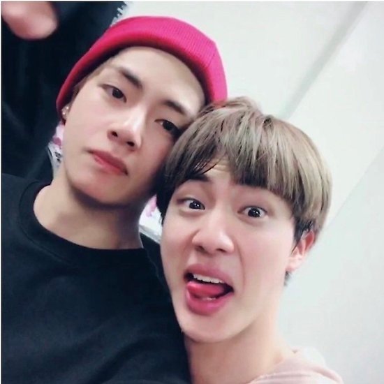 end of thread; thank you, hope you enjoyed watching cute moments of our taehyung and Jin, our taejin 