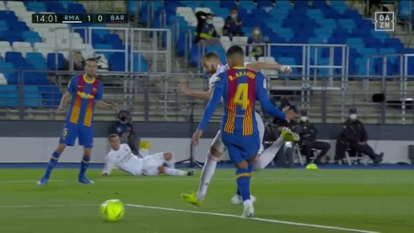 エル クラシコ勝者は 5バック で耐え抜いたr マドリー 勝ち点でもバルサ追い抜き暫定首位浮上 Twitter エル クラシコ勝者は 5バック で耐え抜いたr マドリー 勝ち点でもバルサ追い抜き暫定首位浮上 Twitter