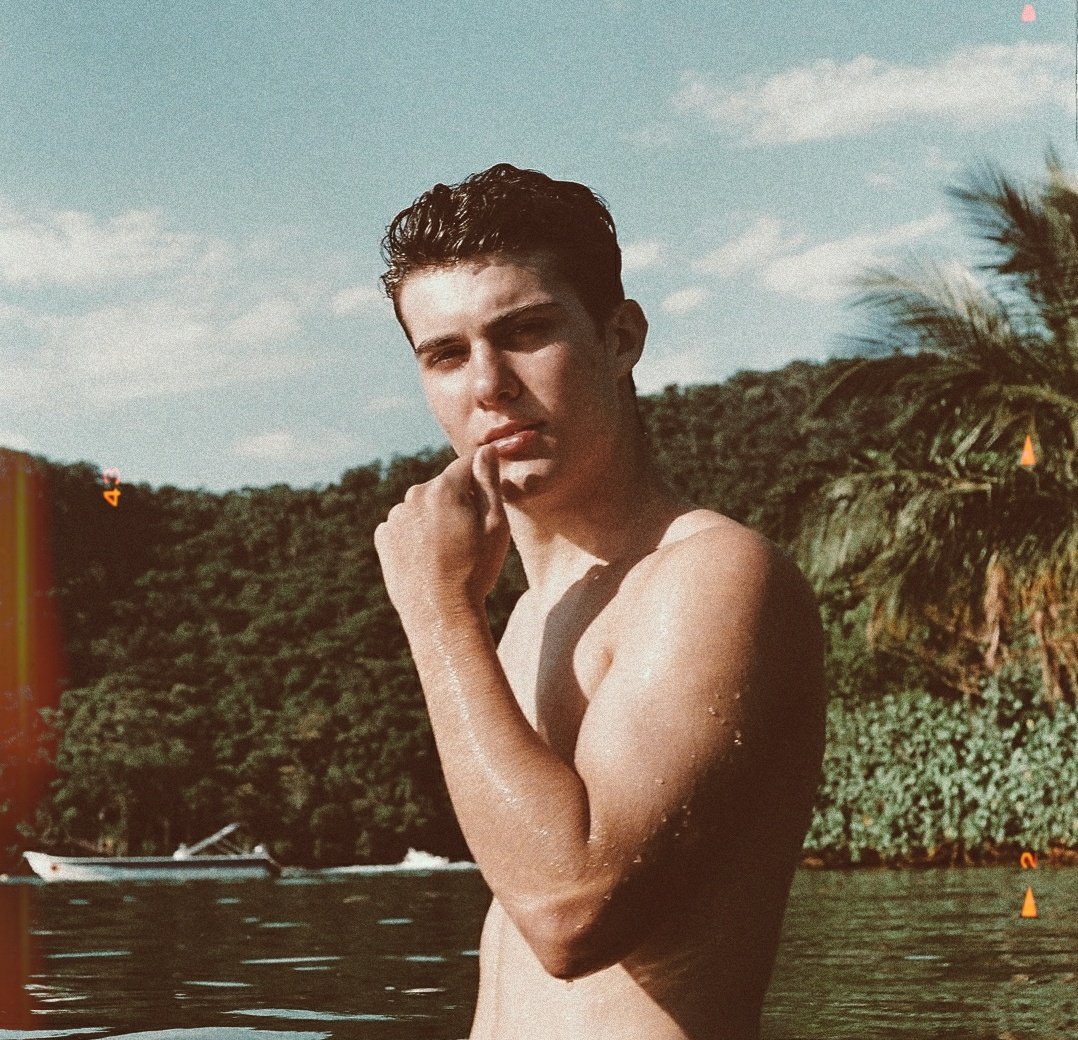 lenaeics's tweet image. Não se brinca o Destino | AU cebonica

Indeciso sobre a vida, Cebola encontra uma caixa de memórias, acaba vendo algo imaginável, que o faz lembrar de seu amor: Mônica.

Mônica nem pensa em amar alguém como já amou Cebola, mas mesmo assim, acaba se rendendo ao charme de Do Contra