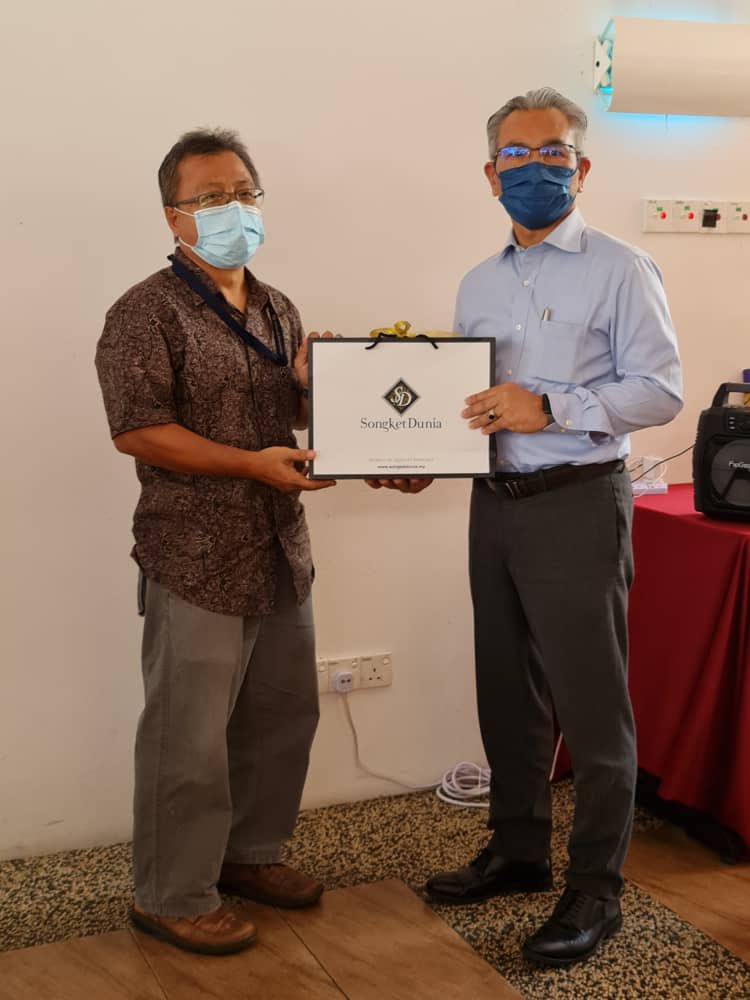 <a href="/CawJalanJKR/">Cawangan Jalan JKR Malaysia</a> ucapkan setinggi-tinggi terima kasih kpd Dato Ir <a href="/Zulakmal8/">zulakmal</a> , @ShamsuddinSabri dan Ir Abd Rahman Baharudin yg byk memberi bakti kpd <a href="/JKRMalaysia/">JKR Malaysia</a> Semoga semuanya dikira amal baik oleh Allah swt. Alhamdulillah berjaya juga majlis raikan mereka diadakan.