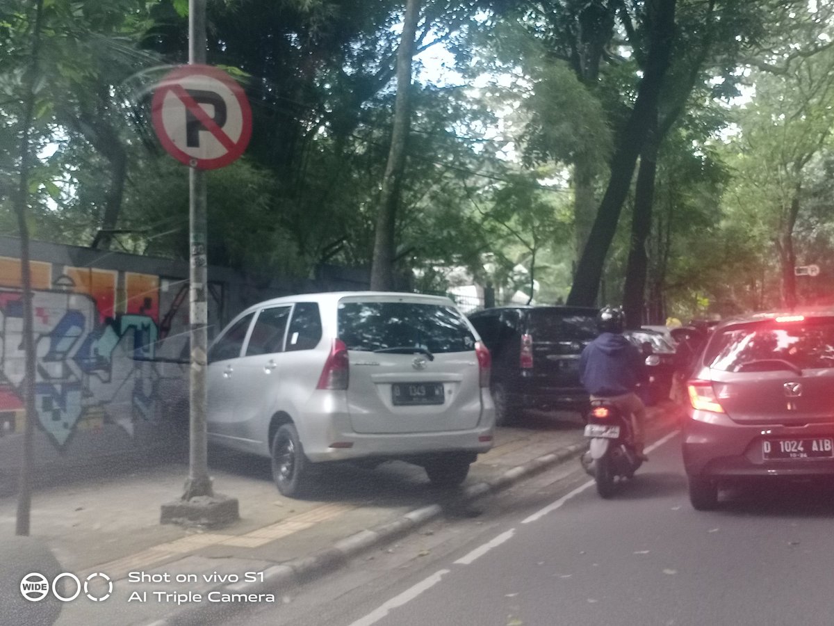 Sayang banget yah kalau udah gini?fasilitas publik jadi dipake parkir mobil padahal biayanya ga dikit loooh...padahal udah jelas² tuh plang nya...harusnya pihak kebun binatang bandung memperhatikan ini... Cc: <a href="/dishub_jabar/">Dishub Jabar</a> <a href="/ridwankamil/">Ridwan Kamil</a> <a href="/OdedMD/">Oded Muhamad Danial</a> <a href="/infobdg/">BANDUNG ᮘᮔ᮪ᮓᮥᮀ</a>