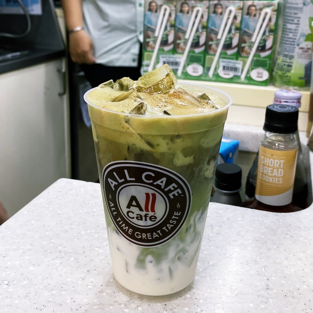 Kin24hrs's tweet photo. วันนี้สั่งมัทฉะเพียว ลาเต้เย็น เพิ่มกาแฟเอสเปรสโซช็อต สดชื่นตื่นเต็มตา! ใช้ผงมัทฉะแท้ 100% จากญี่ปุ่นเลย 🍵 กลิ่นชาเขียว+เอสเปรสโซหอมมากก รสเข้มข้นสุดๆ แก้วนี้ 50฿ เท่านั้น แต่คุณภาพพรีเมียมมากๆๆๆ สาวกชาเขียวห้ามพลาดนะ 👍🏻

#AllCafé #รีวิวเซเว่น https://t.co/3LWX5avMWj