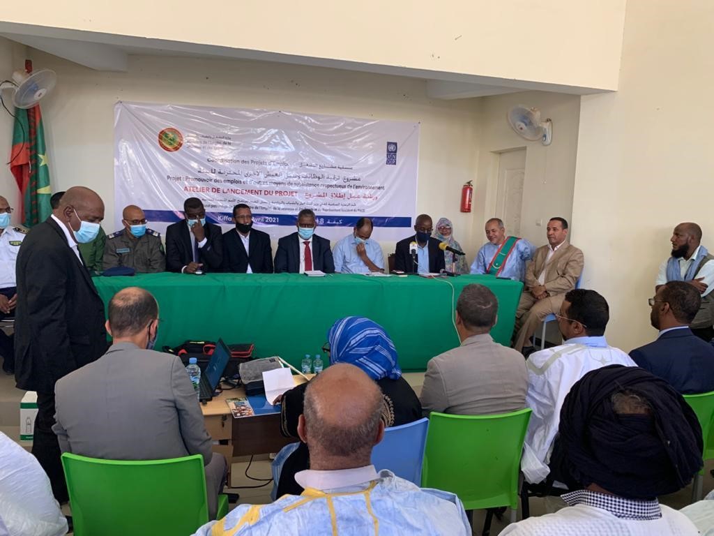 PNUDMauritanie's tweet photo. SE Taleb Sid'Ahmed Ministre de l'Emploi, Jeunesse et Sports et M Anthony Ngororano RR @PNUDMauritanie ont lancé ce 08/04 la création d'emplois prioritaires pour 1700 femmes♀️&amp;300 jeunes ds la Wilaya de l'Assaba. Une contribution au relèvement de la COVID Partenariat 👉PNUD-🇲🇷-🇩🇰 https://t.co/vDUSnr5ntu