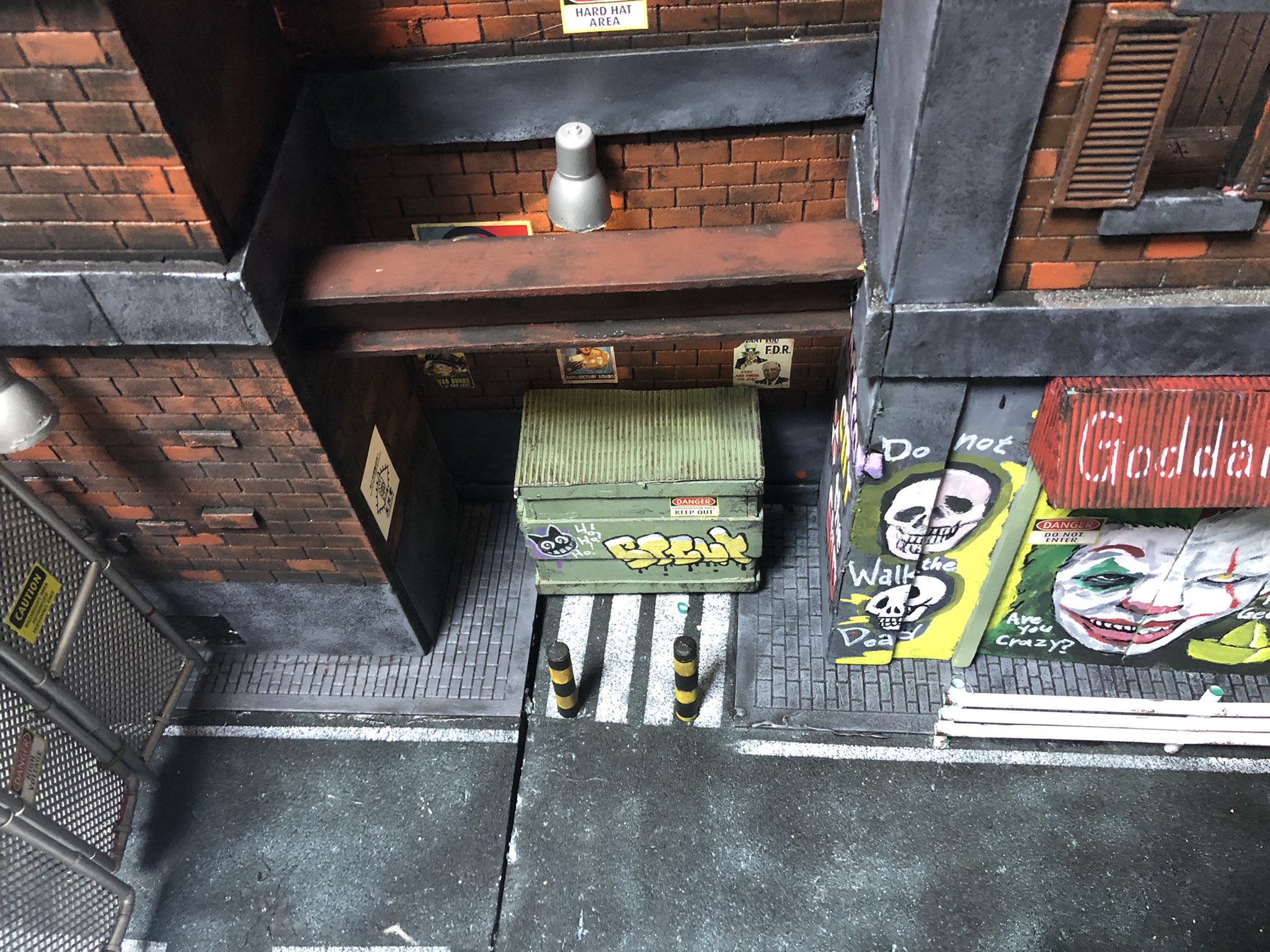 Twitter 上的 トサマ 最近背の高い玩具が増えたので 今までのジオラマだとあおり気味に撮ると見切れてしまうので 今回は高さのある建物にしてみました イメージはアメリカの路地裏です 折角高いので足場が欲しくなり 着脱式鉄骨を制作 スパイダーマンが水を得た