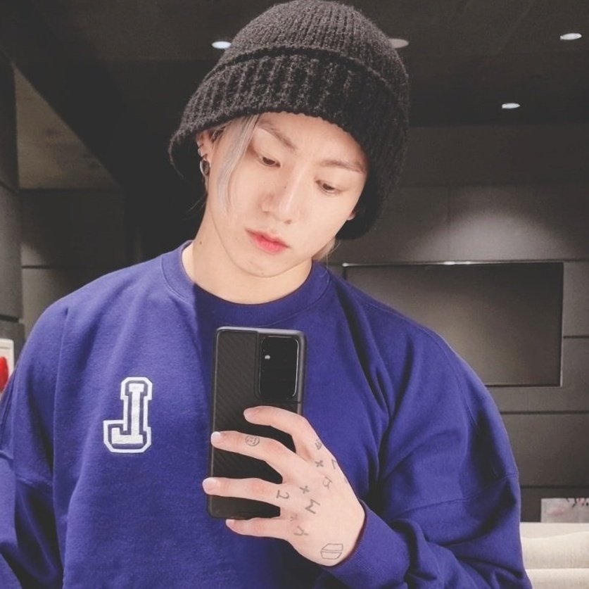 this mirror selfie from jungkook — a thread.