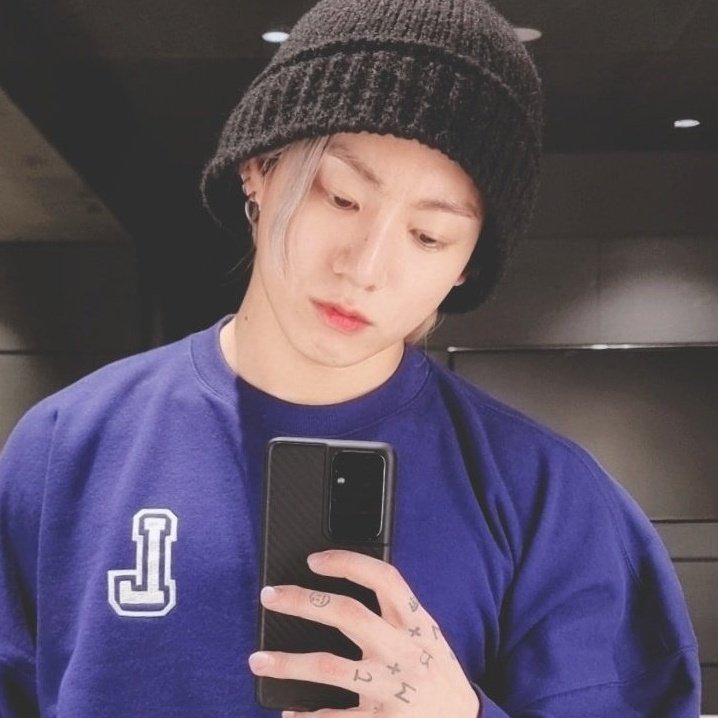 this mirror selfie from jungkook — a thread.