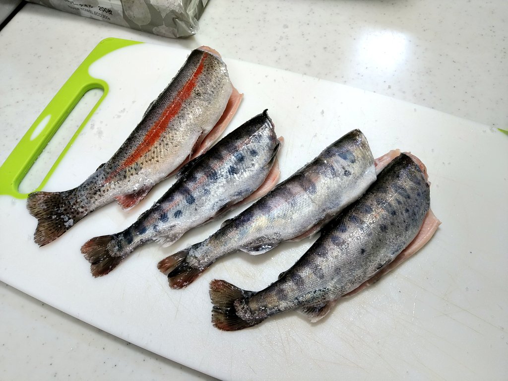 ポテポテ 今日はこんな感じですよ 初めて頂鱒を焼いてみました 神山水産さんのヤマメはむちゃくちゃ美味しかったです 頂鱒の塩焼きもｳﾏｰ 神山水産 頂鱒