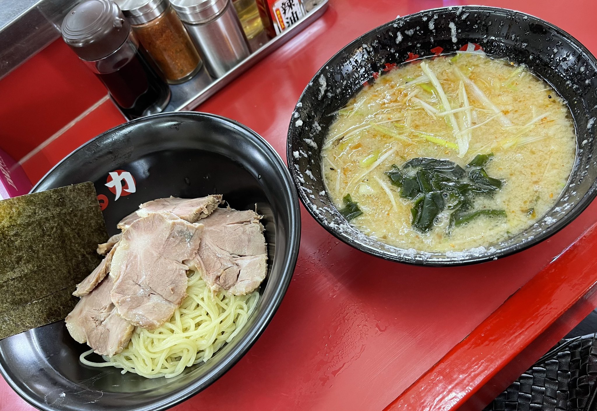 だぁぁい 今日のランチっち 今日は ずっと前から気になってたこちら ラーメンりきまるを訪問 ねぎつけチャーシュー麺 餃子 うまし こちらあの牛久の日本1旨いラーショで修行したラーメン屋 値段も安くうまく人気のラーメン屋 茨城