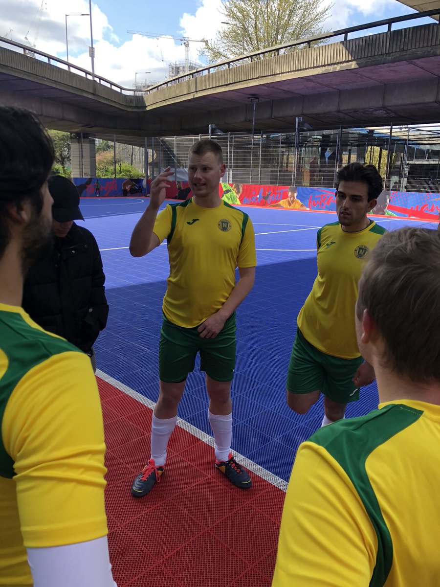 oldboysfs's tweet photo. Redders sharing his wisdom at HT...

The Yellows lead 5-2.

#COYY https://t.co/j1TXhKbRjr