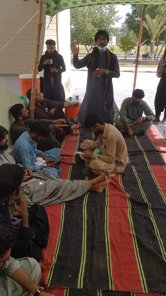 ZareefRind's tweet photo. گزشتہ آٹھ دنوں سے لسبیلہ یونیورسٹی اتھل کے طلبہ دھرنے پر بیٹھےہیں مگر تاحال انتظامیہ، حکومت و گورنر کی جانب سے کوئی پرسانِ حال نہیں کی گئی ہے۔ حکام بالا کا یہ گھمنڈی رویہ سنگین نتائج کا موجب بنےگا۔
اسٹوڈنٹس مستقل مزاجی کےساتھ احتجاج جاری رکھےہوئےہیں ملک بھر کے طلبہ انکے ساتھ ہیں https://t.co/ma4biN4Hfy