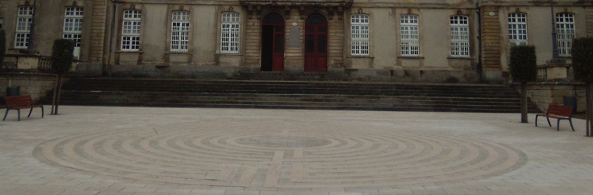 OLonguet's tweet image. J'étais en train de parcourir le labyrinthe sur le parvis de l'hôtel de ville de #bayeux, pour élaborer une énigme #mathcitymap. Des jeunes m'interpellent : "pourquoi vous faîtes des tours de cercle comme ça ?" Ce n'est pas des cercles, c'est un labyrinthe... 1/2