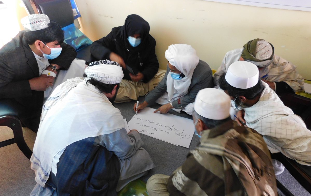 FAOAfghanistan's tweet photo. Lead female&amp;male farmers will orient other farmers in #Kushk district to adopt the best watershed mgt practices so to improve their livelihoods.
📸2-day training to 66 participants on best practices of fruit trees plantation, erosion control and conservation.
🙏🇯🇵@JapanEmbKabul💵 https://t.co/ayEmi7Od7K