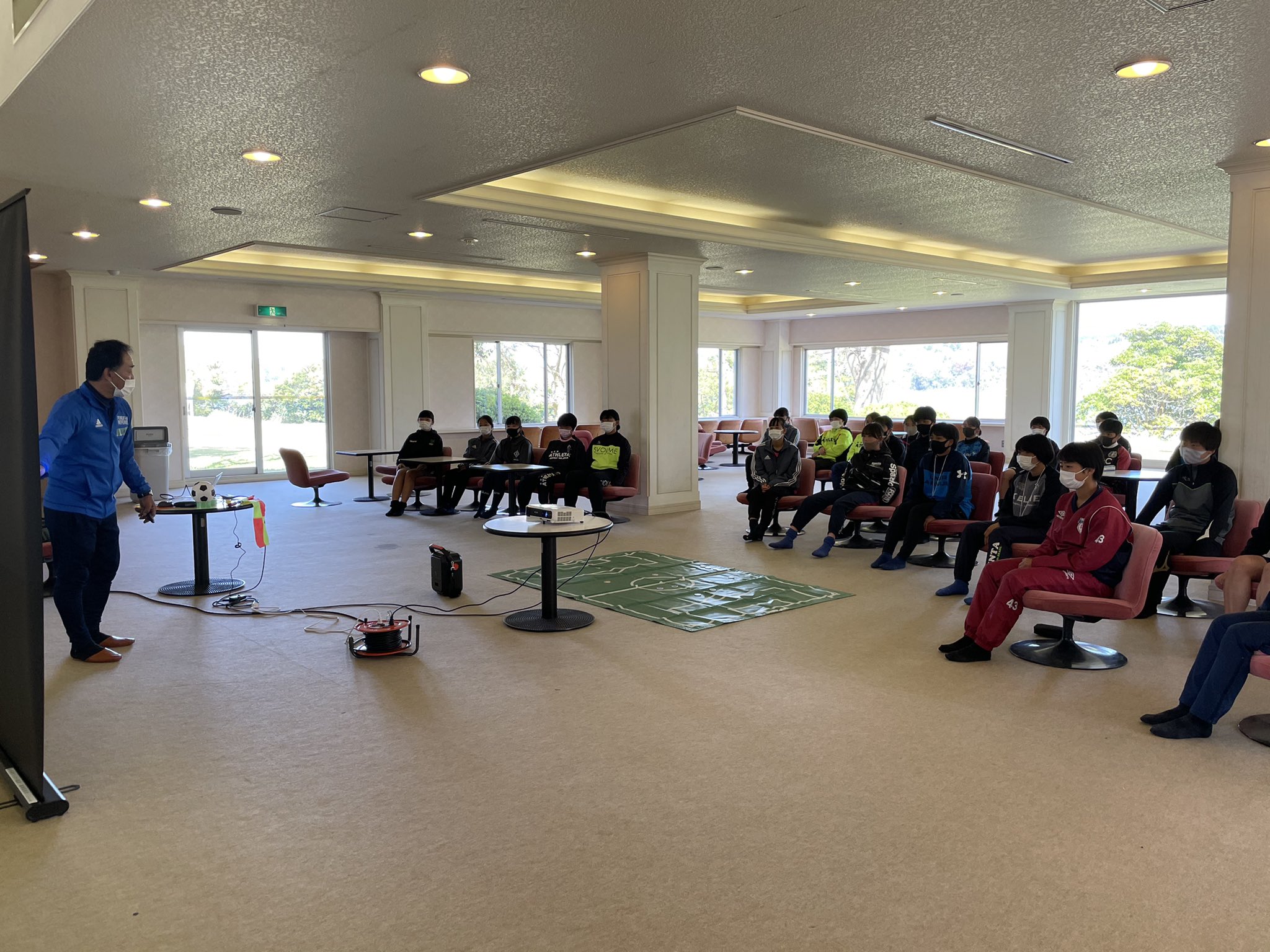 Uzivatel 福井工業大学附属福井高校女子サッカー部 Na Twitteru こんばんは 今日はあわらで審判講習会でした 座学では 競技規則などの話と 動画を見て学びました 実技では 主審や副審の動き方や笛の吹き方を実際に体験しました 審判の楽しさや難しさを実感