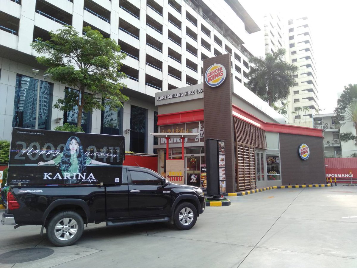 KARINAProjectTH's tweet photo. รถหยุดวิ่งเวลา 14.00น.-15.00น. อยู่ปั้มเชลล์ข้างตึก GMM สามารถมาถ่ายรูปได้นะคะ https://t.co/huZx0tm4pr