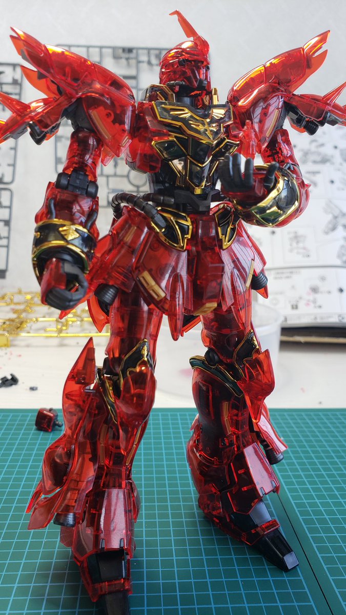 セツナ 胸部 両肩 頭 完成 胸のエングレービングかっこいい モノアイはガンダムマーカーのメタリック グリーンで塗ったけど分かんないねw 後はバックパックと武器 ガンプラ シナンジュ 誰かに刺さればそれでいい