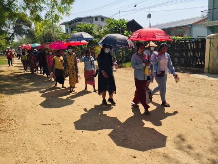 Myanmar_Now_Eng's tweet photo. An anti-coup march was also held in the Mandalay Region town of Meikhtila on Sunday morning. #WhatsHappeningInMyanmar https://t.co/GWioBVwFUn