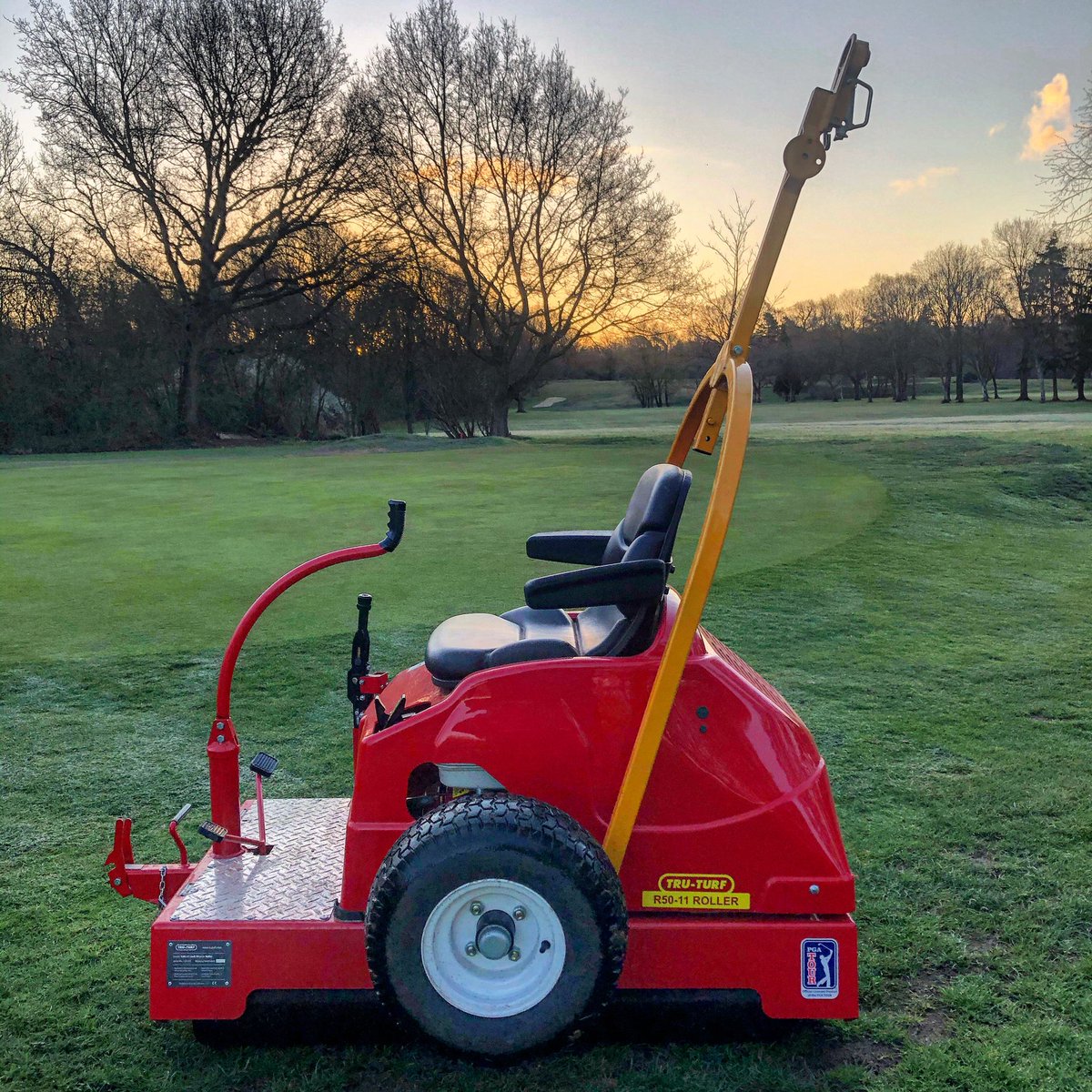 Miles_gkeeper's tweet photo. Happy Sunday!  @ashfordkentgc The course is being set up for the Irish Whiskey Medal. @truturfrollers Mow, roll, holes changed, bunkers raked and markers moved. Good luck!🏆⛳️ #golf #sunday #greenkeepers #masters #truturf #toro #medal https://t.co/oRWTIhV0FV