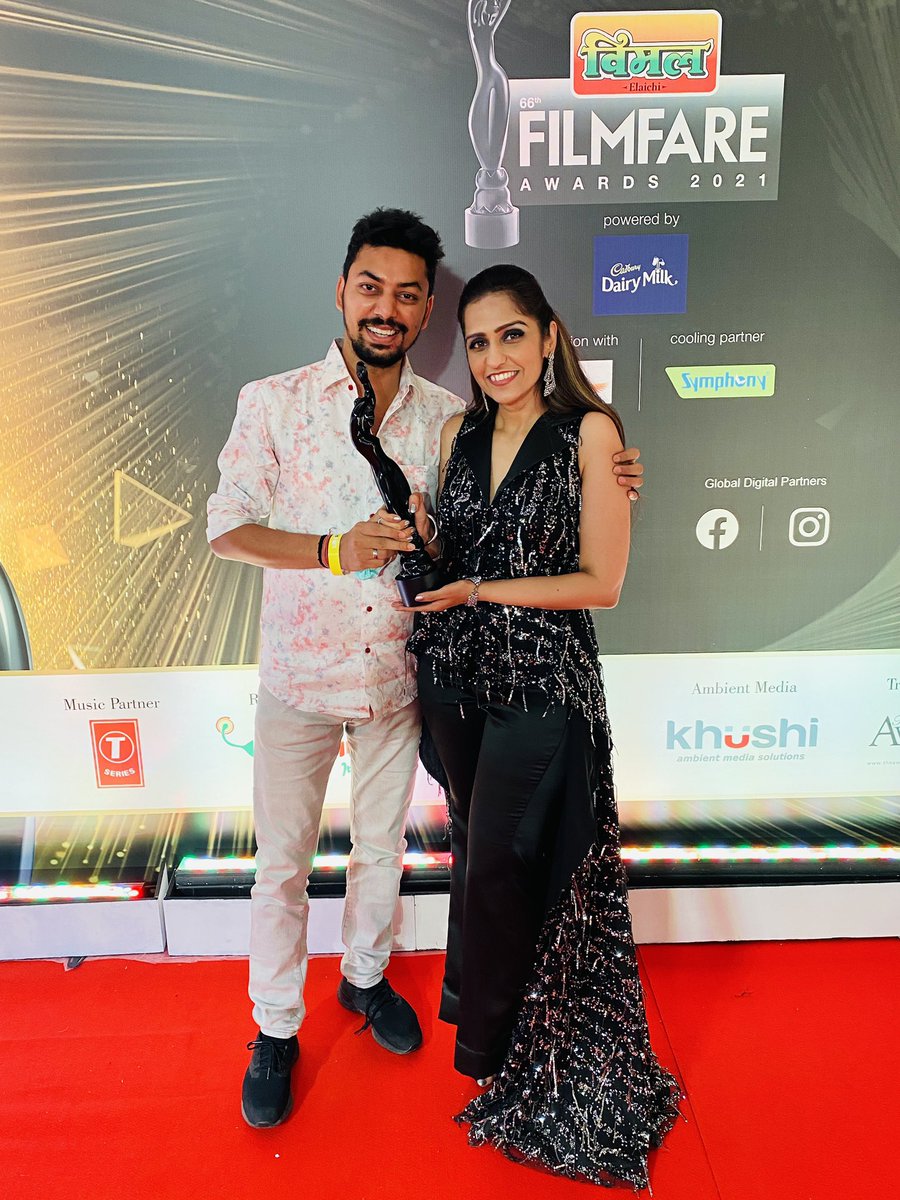 AseesKaur's tweet photo. Happiest day of my life so far is airing on tv today !!
Watch the full show of the Filmfare Awards today at 12pm on @ColorsTV and @filmfare Facebook page 

Best Playback Singer (Female) for Hui Malang https://t.co/G2oUuFKerz