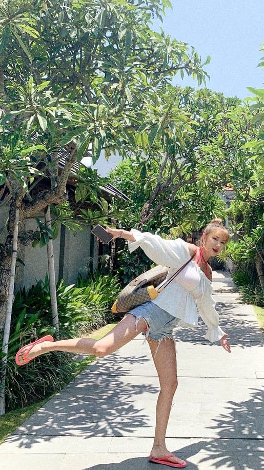 Abril 10

—Comparte en sus historias de IG un par de fotos tomadas esa tarde mientras paseaba por la reserva de villa RB junto a su esposa <a href="/Yxxngi_B/">Yoongi.</a> y sus dos hijos menores Chae y Bae.—