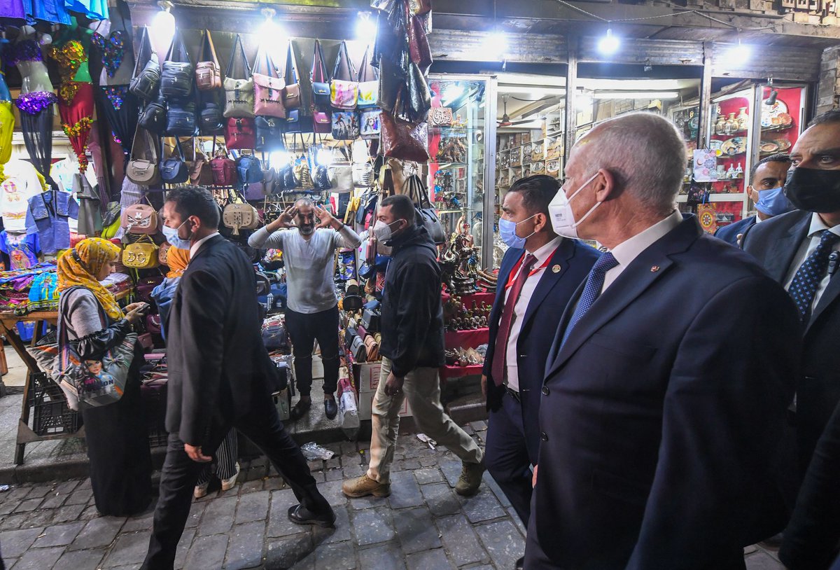 الرئيس التونسى قيس سعيد يزور مسجد الحسين ويتجول بالقاهرة الفاطمية و شارع المعز ، ويلتقط صورا مع المواطنين