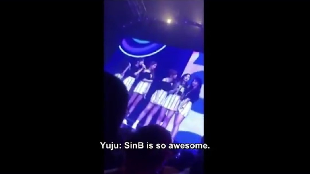yuju keep complimenting sinb to comfort her when she dislocated her shoulder at the concert 