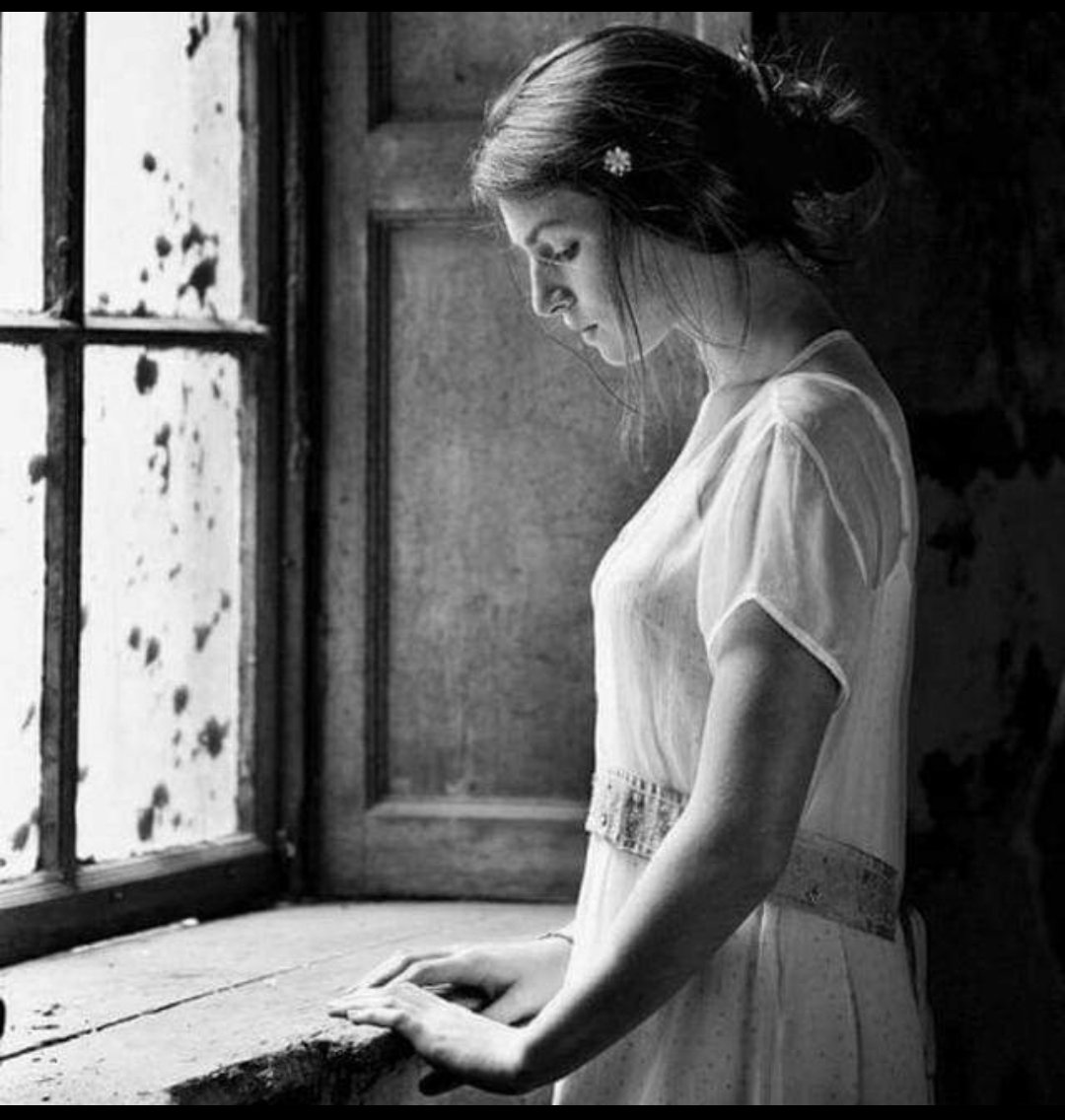 Грустная девушка. Девушка в темной комнате. Девушка возле окна. Девушка у окна. Грустная девушка.