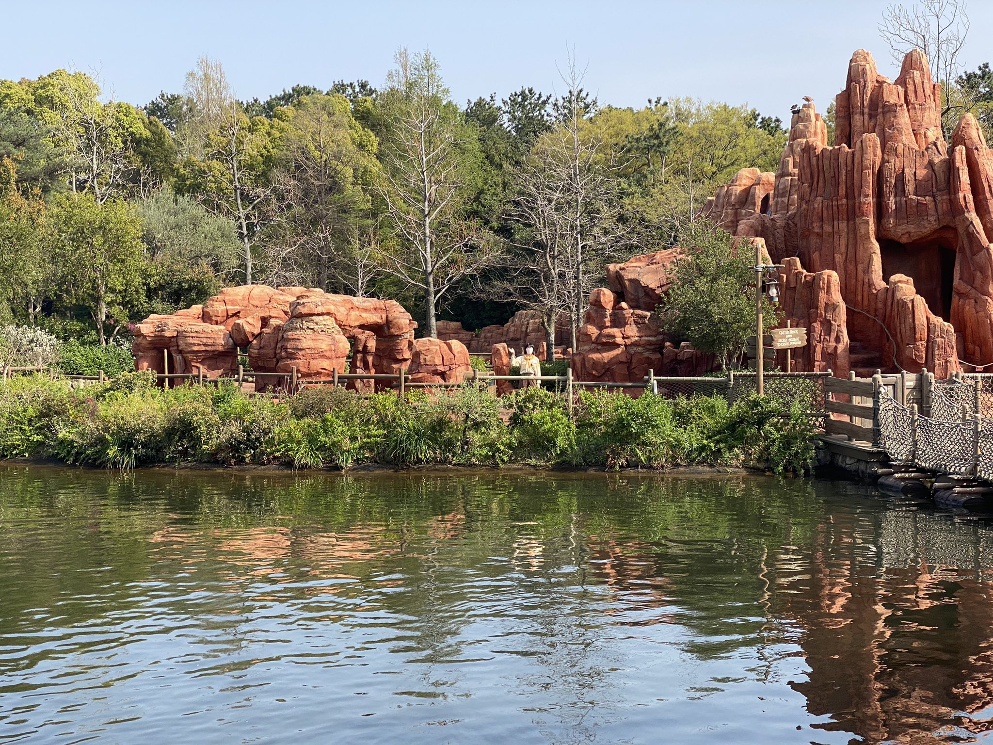 みっこ A Twitteren しばらく再開していないトムソーヤ島ですが 毎回イカダは動いている 関係者のみ し キャストさんはいつもいるんですよねー そろそろかな ま でも今開けても収入にはならn ゴホンゴホン いや何でもないですw そう言う事言うから怒られる