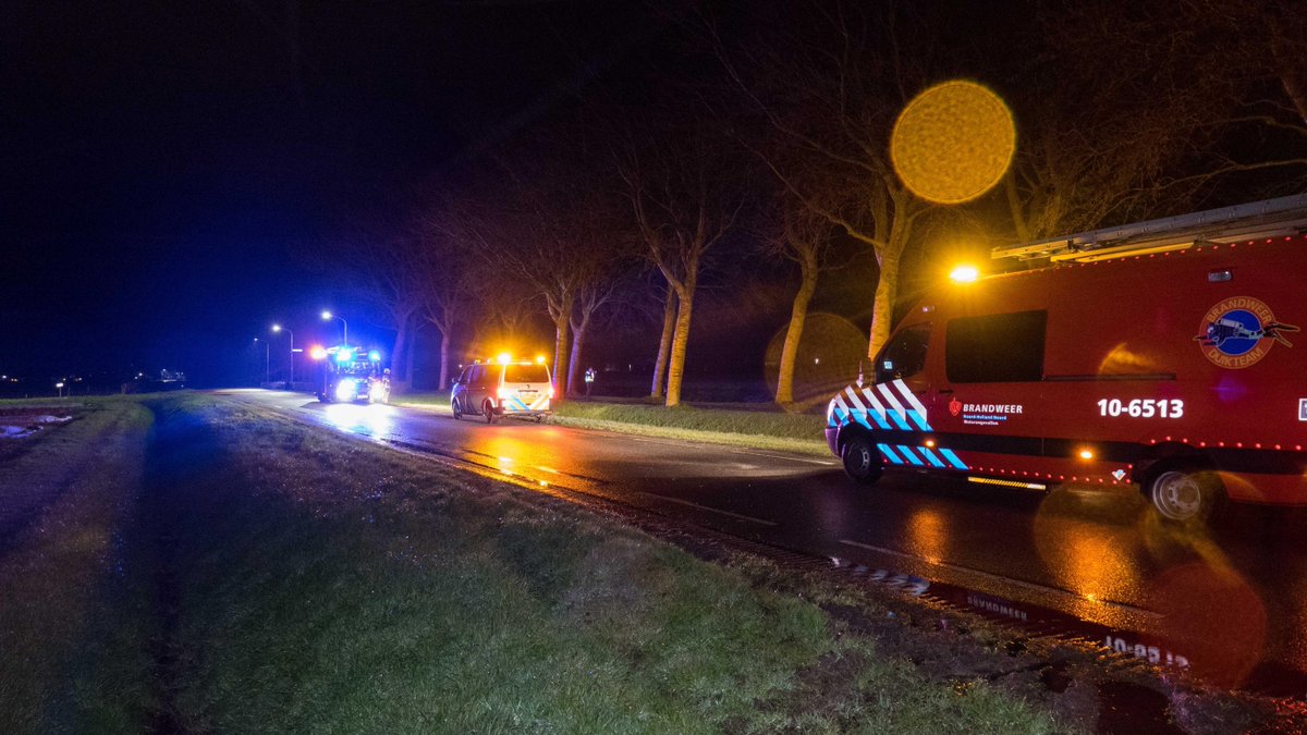 Scooterrijder botst tegen boom in Andijk; brandweer doorzoekt sloot..