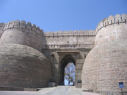 This fort built according to the rules of Vastu Shastra, has entrance, ramparts, reservoirs, crisis doors to go out, palaces, temples, residential buildings, yagna altar, pillars, canopies etc.