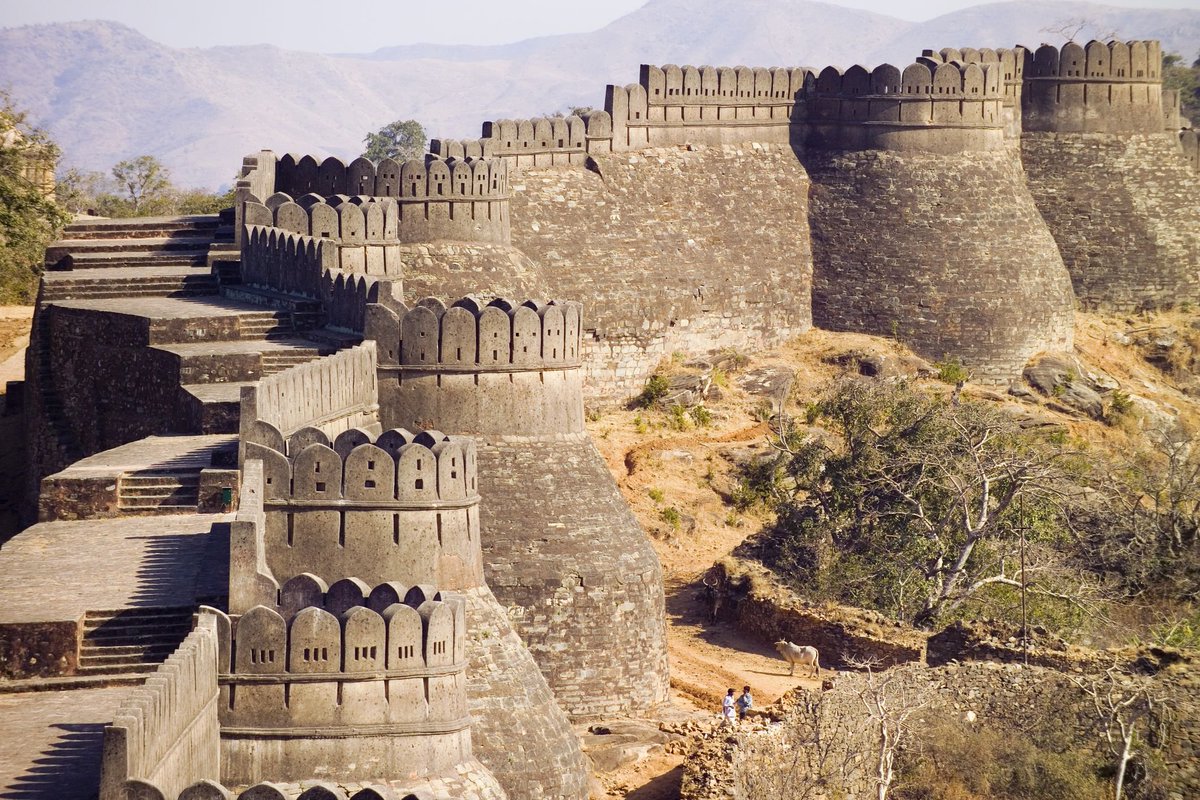 A large wall is built around it, which is the second largest wall in the world after the Chinese wall. The walls of this fort are about 37 km long and this fort is included in the UNESCO list.