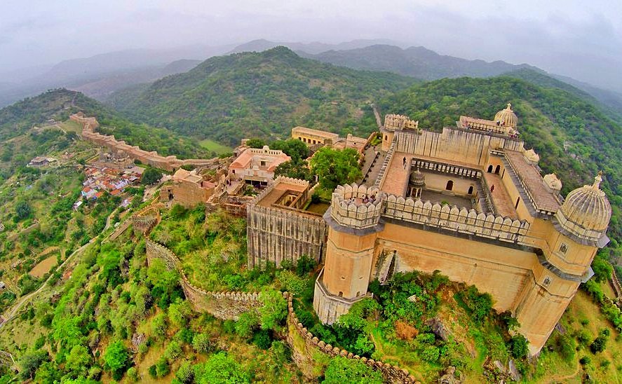 Within this fort there is another stronghold known as Katargarh. This stronghold is protected by seven huge gates and fine ramparts. At the top of this stronghold is Badal Mahal and Kumbha Mahal is at the top.