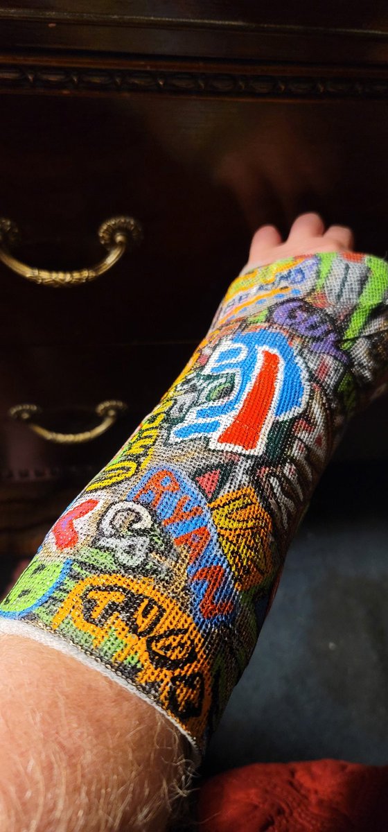SteveArthur12's tweet photo. @JoshAllenQB I broke my arm playing basketball. You wanna sign my cast? https://t.co/FxmwP94mWU