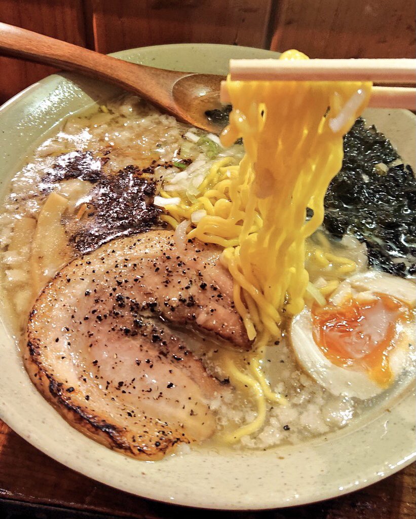 草津の屋台居酒屋トタン家マスター على تويتر トタン家は昼のラーメンランチをメインにオープン予定です 乾燥焼き魚骨と乾燥焼き豚骨のブレンドスープで作る屋台ラーメンが復活します 標高10mの沸点に対応した 真っ黄色の特注麺 無料で焦しニンニクと背脂も