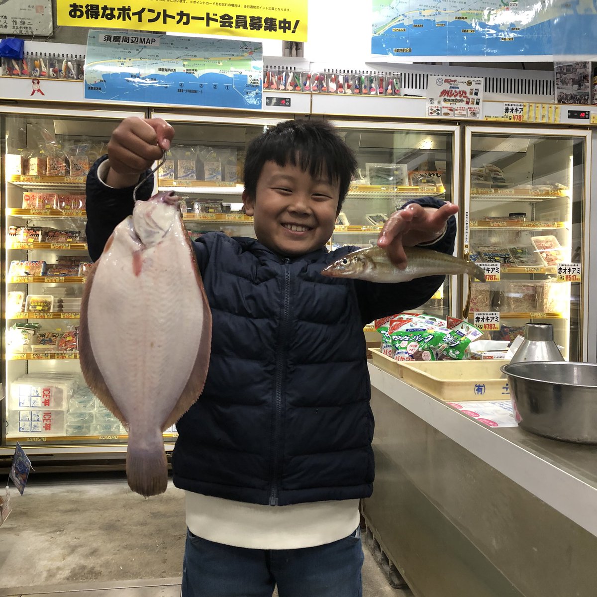 フィッシングヒカリ V Twitter 21 4 11 Sat 須磨海岸で投げ釣りをしました エサはマムシと青虫をダブルで針に掛けて使い ニオイと動きで魚にアピール すると 34cmのカレイをキャッチすることができました それから 大きなキスも釣れました