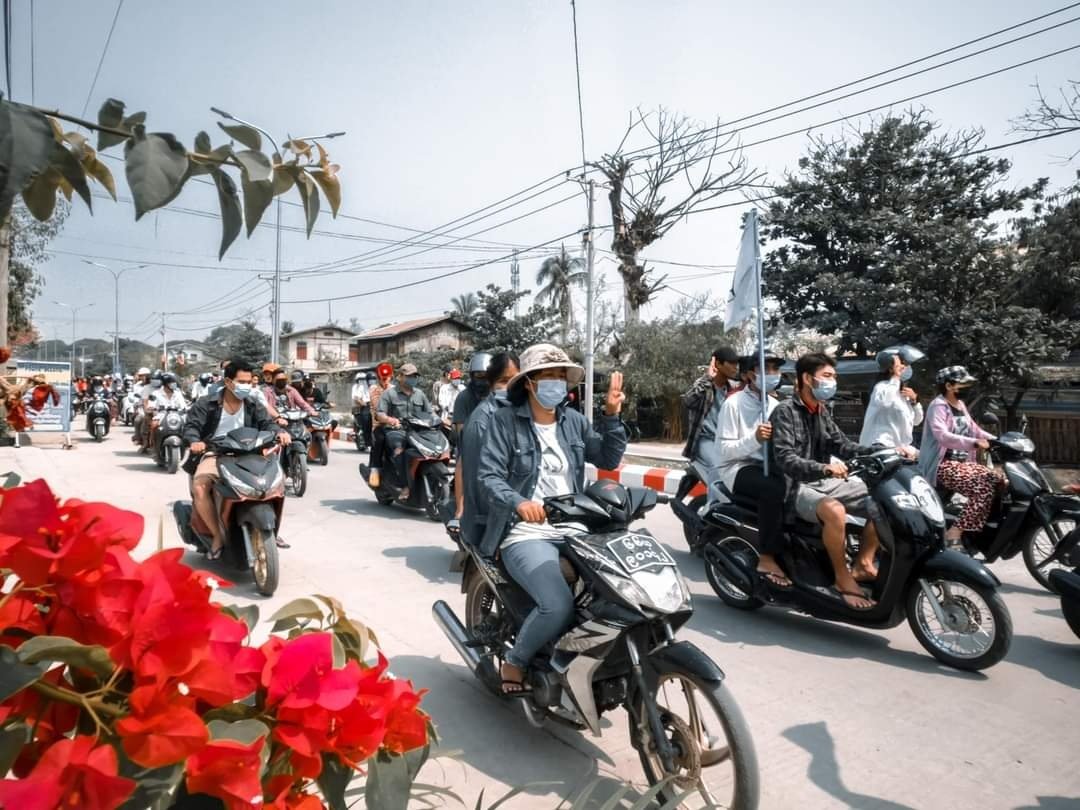 heungburma's tweet photo. Shwebo, Apr-11

The Shwebo people marched in the midst of fear and shouted slogans against the military dictatorship today afternoon.

#WhatsHappeninginMyanmar #Apr11Coup https://t.co/RkGw74wts4