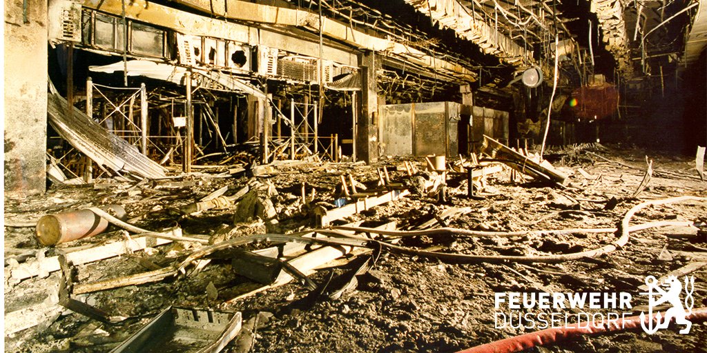 11. April 1996 - #Flughafenbrand #Duesseldorf

In Gedenken an 17 verstorbene Menschen beim bislang größten Feuerwehreinsatz im <a href="/landnrw/">Staatskanzlei NRW</a>.

Eine Chronologie der Ereignisse von damals gibt es in einer Reportage des <a href="/WDR/">WDR</a>
▶️t1p.de/bb5u