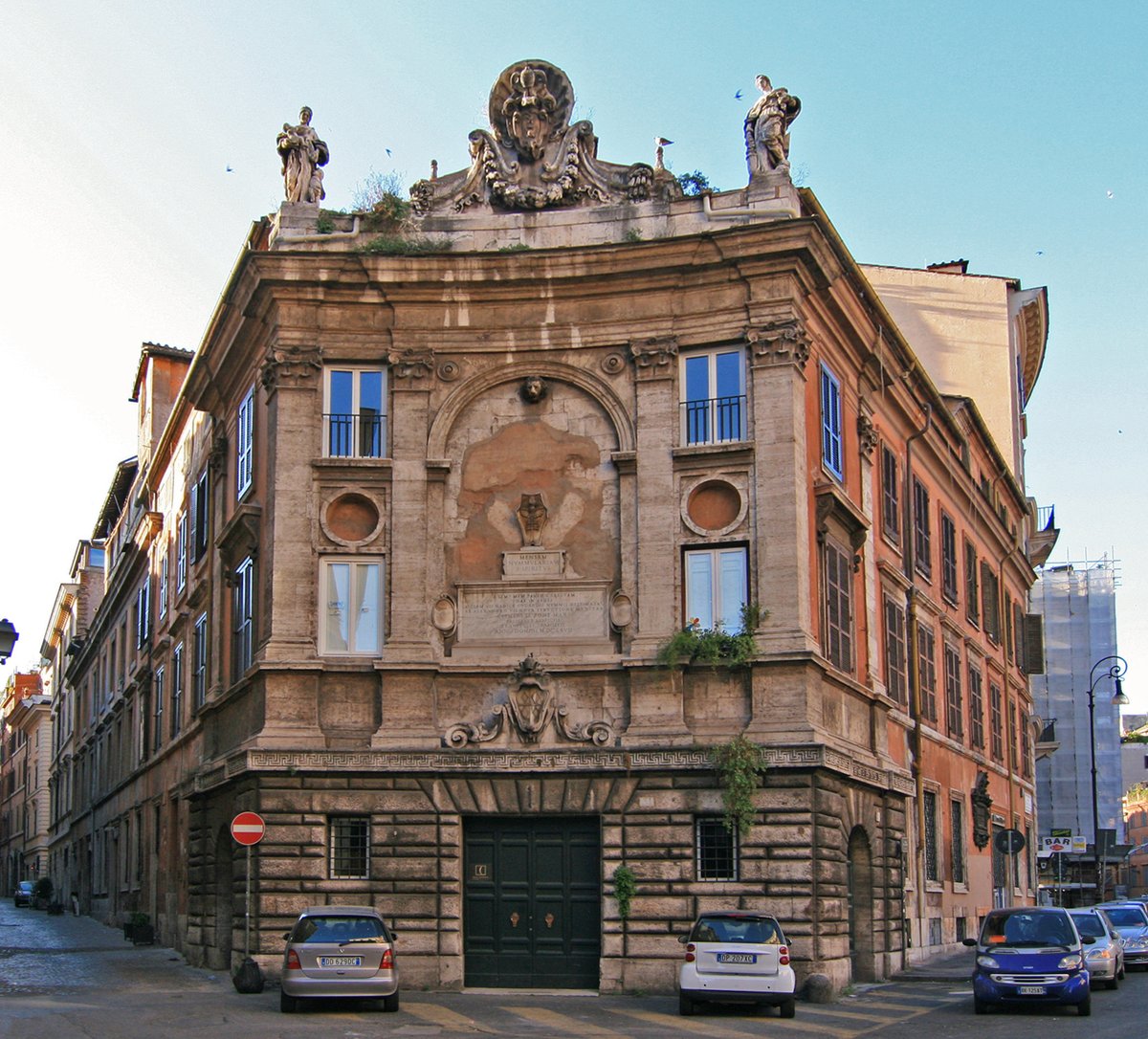 Ce n'est qu'en 1923 qu'elle devient «Banco di Santo Spirito S.p.A.», une société anonyme. À la suite de la crise économique de 1929, l'IRI (Institut de reconstruction industrielle) en prend le contrôle en 1935.
